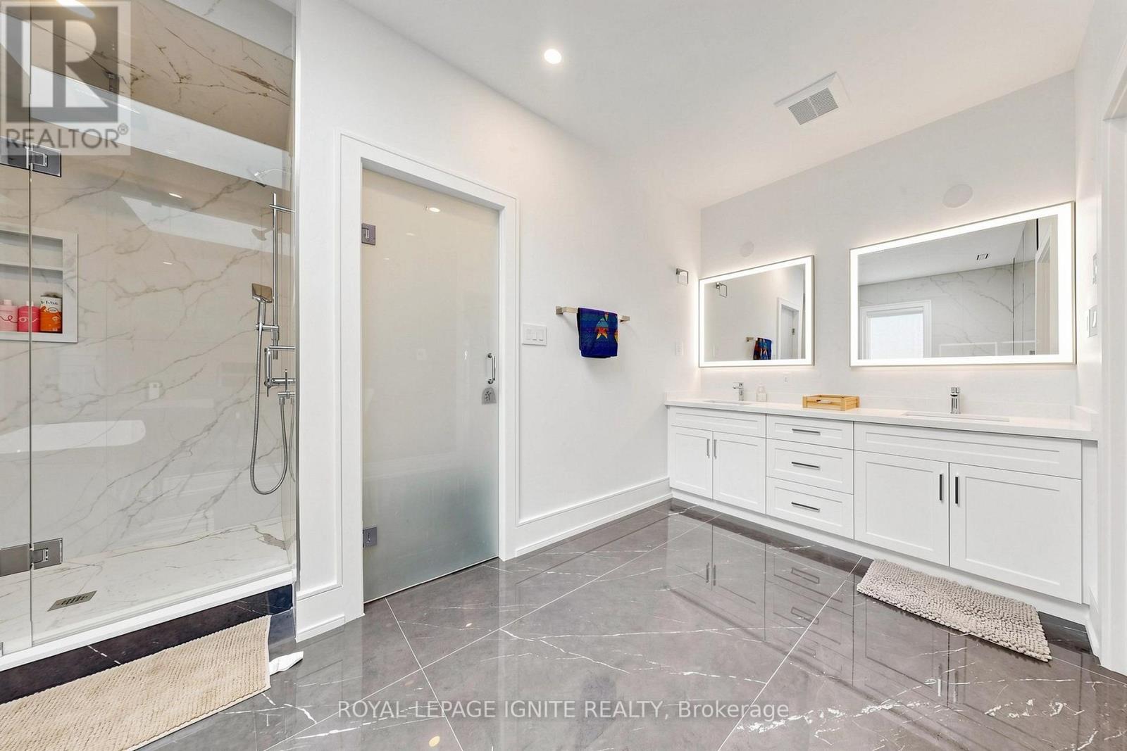 26 Devondale Avenue, Toronto, ON - Indoor Photo Showing Bathroom