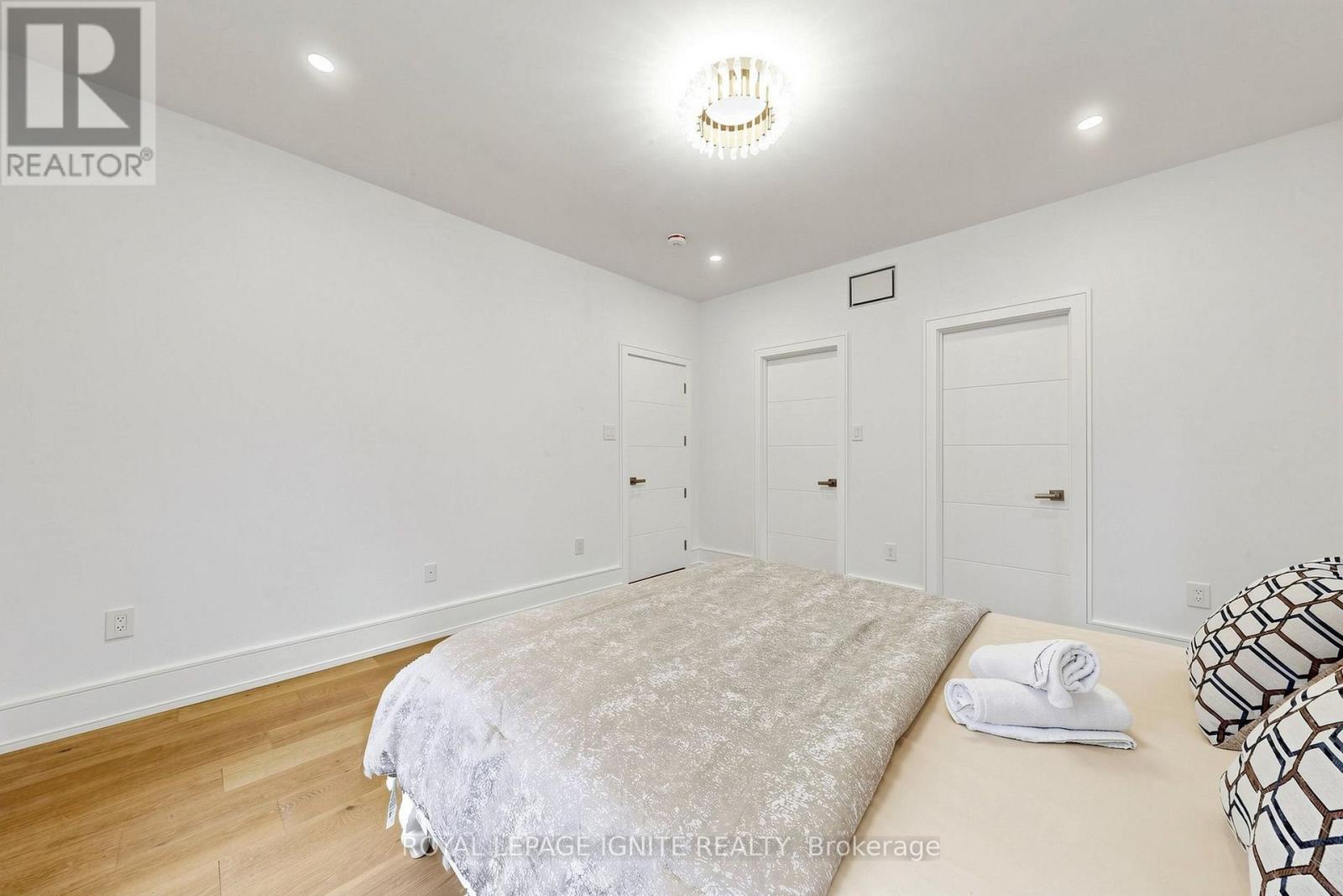 26 Devondale Avenue, Toronto, ON - Indoor Photo Showing Bedroom