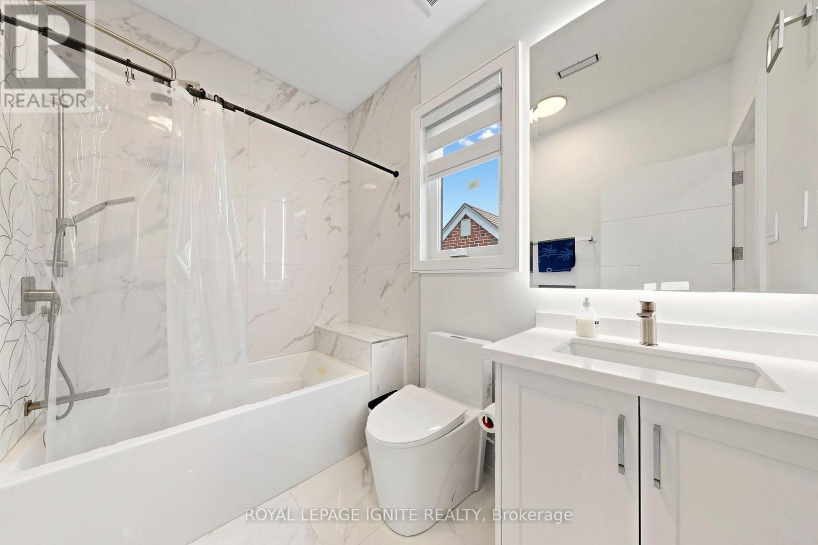 26 Devondale Avenue, Toronto, ON - Indoor Photo Showing Bathroom