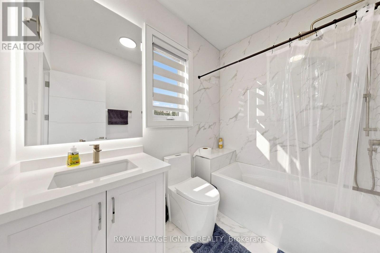 26 Devondale Avenue, Toronto, ON - Indoor Photo Showing Bathroom
