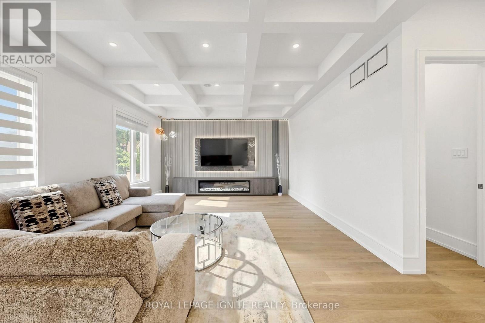 26 Devondale Avenue, Toronto, ON - Indoor Photo Showing Living Room