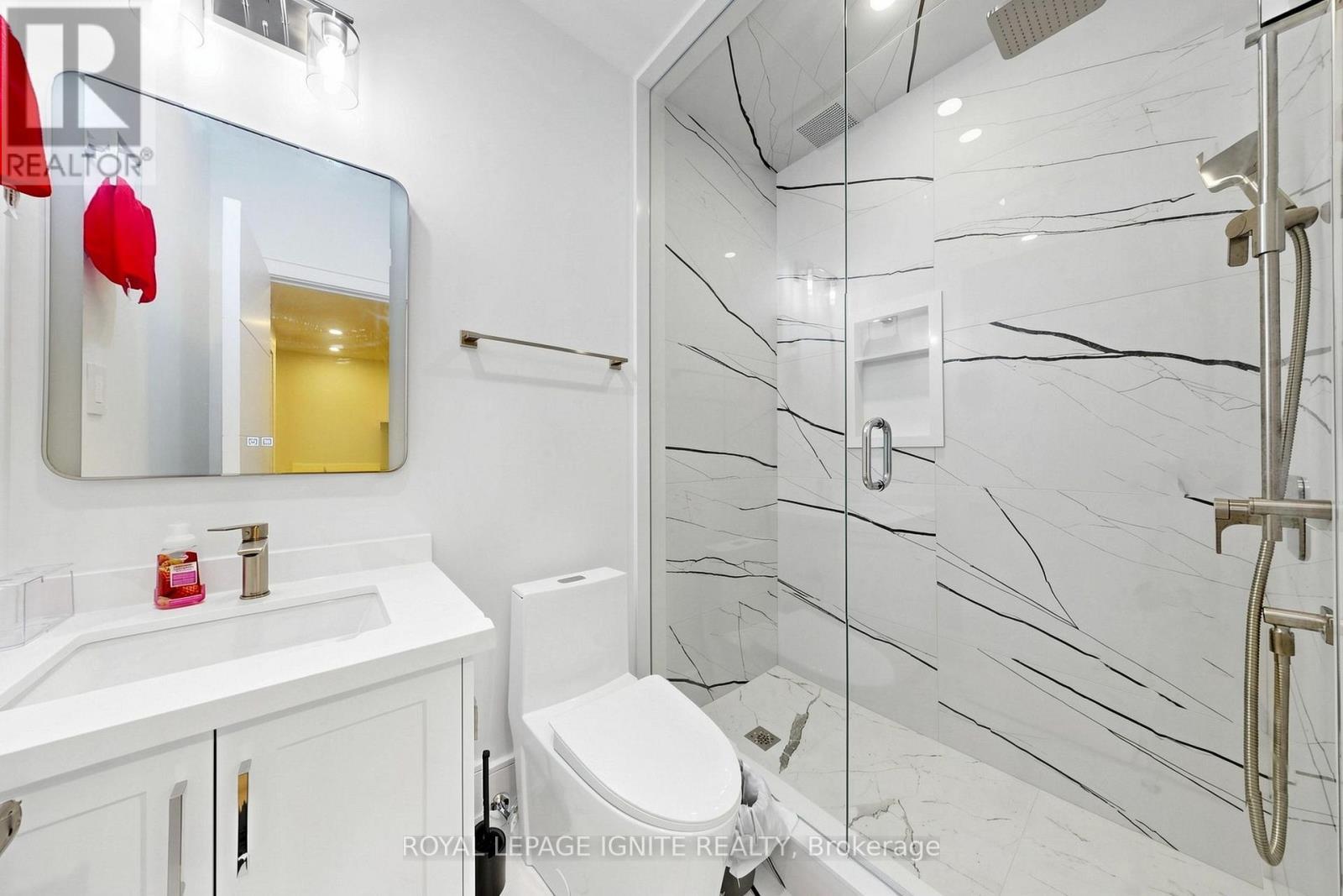 26 Devondale Avenue, Toronto, ON - Indoor Photo Showing Bathroom