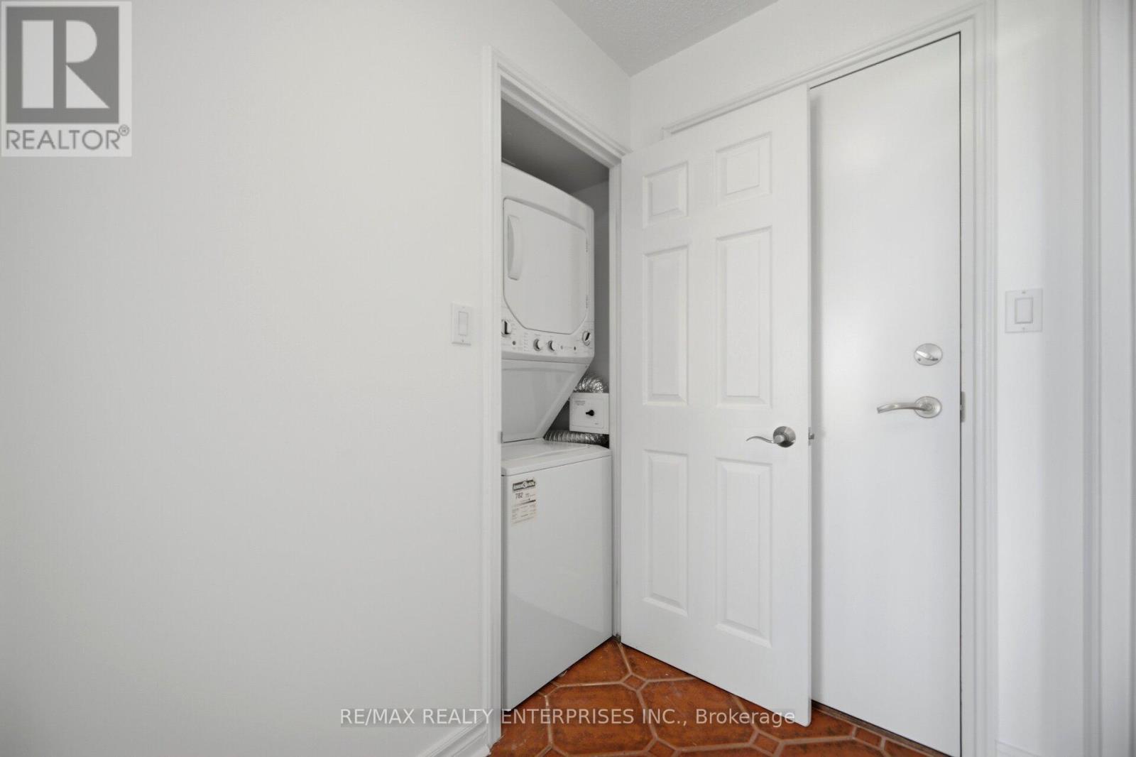 607 - 2261 Lake Shore Boulevard W, Toronto, ON - Indoor Photo Showing Laundry Room