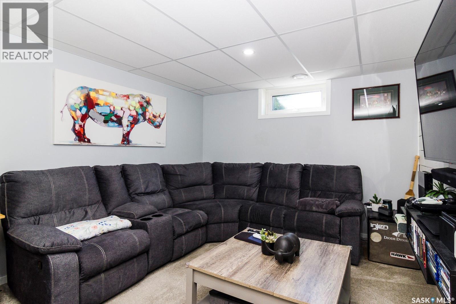 401 R Avenue N, Saskatoon, SK - Indoor Photo Showing Living Room