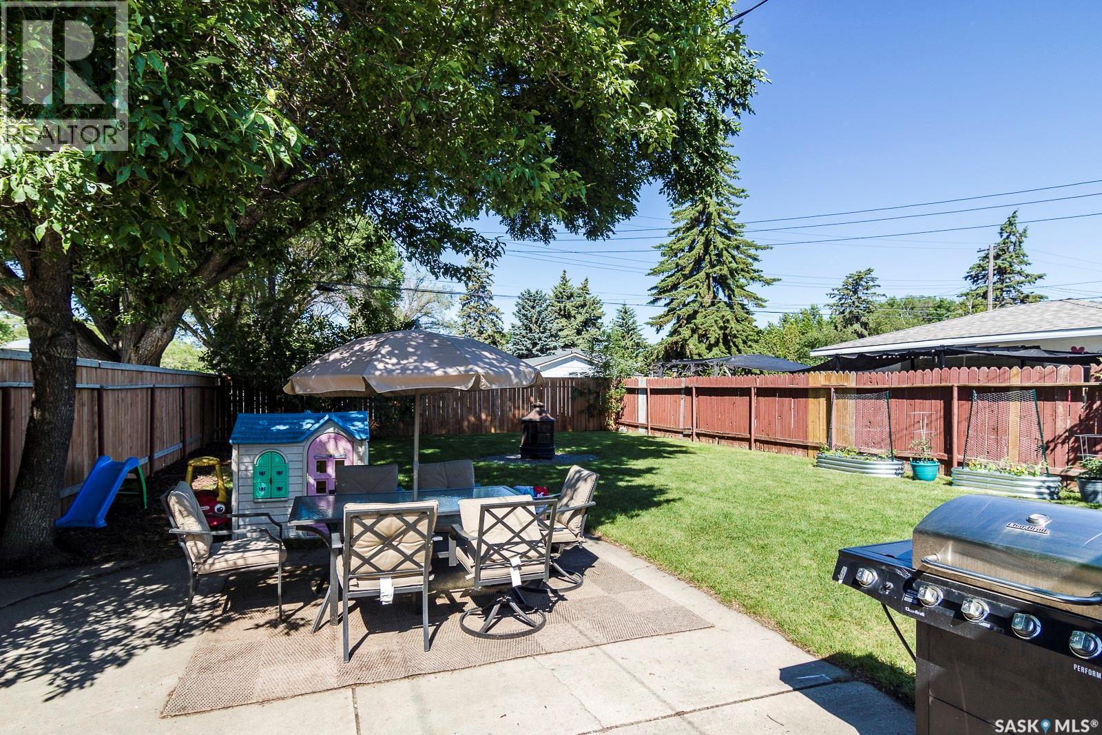 401 R Avenue N, Saskatoon, SK - Outdoor With Backyard
