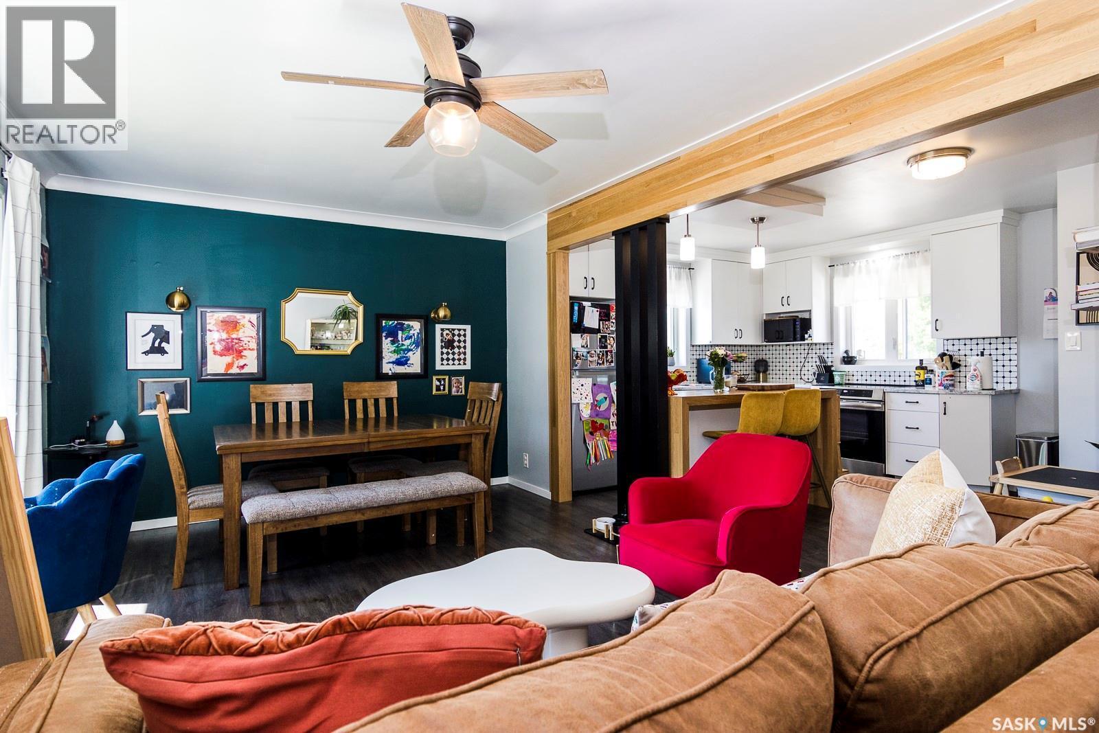 401 R Avenue N, Saskatoon, SK - Indoor Photo Showing Living Room