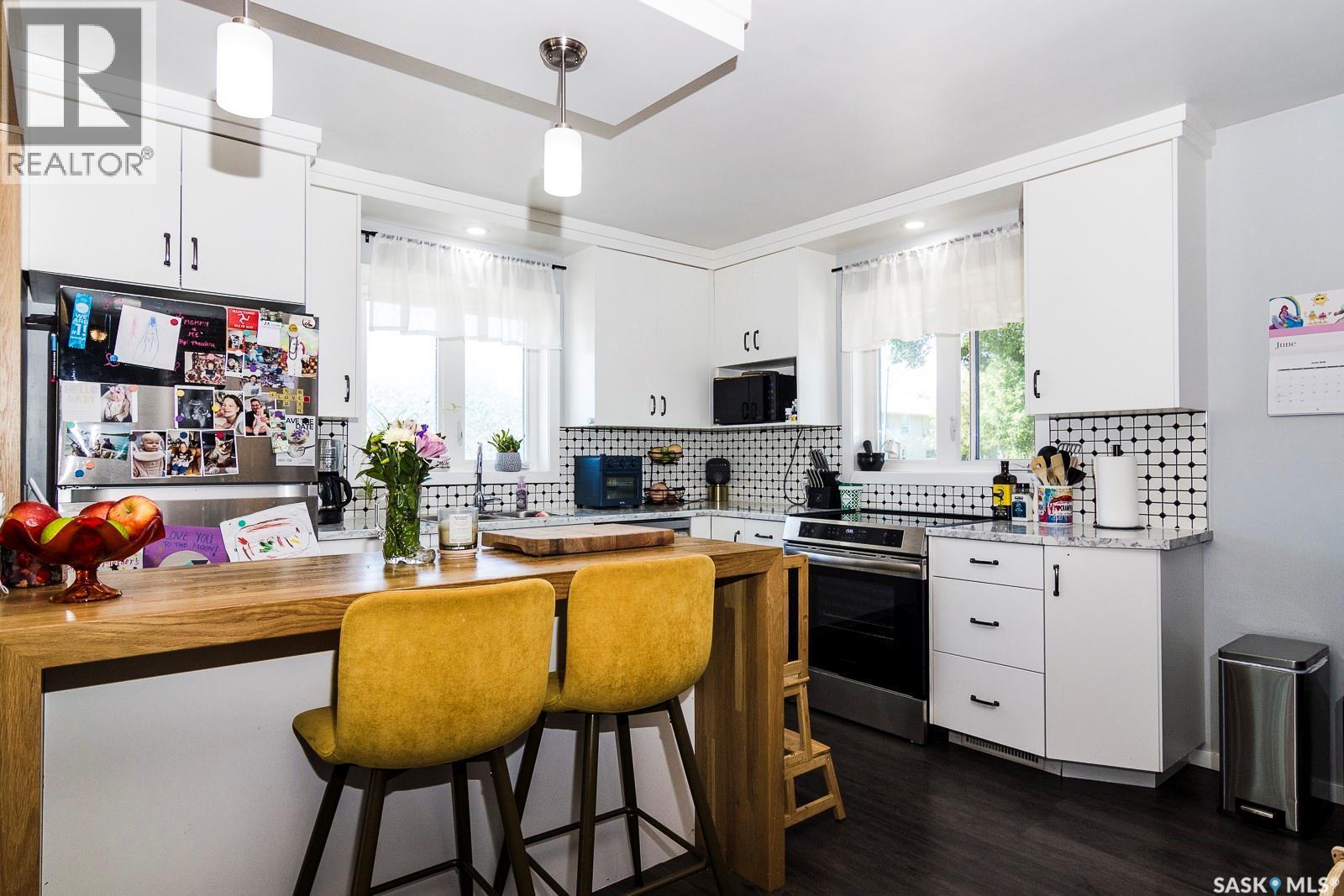 401 R Avenue N, Saskatoon, SK - Indoor Photo Showing Kitchen