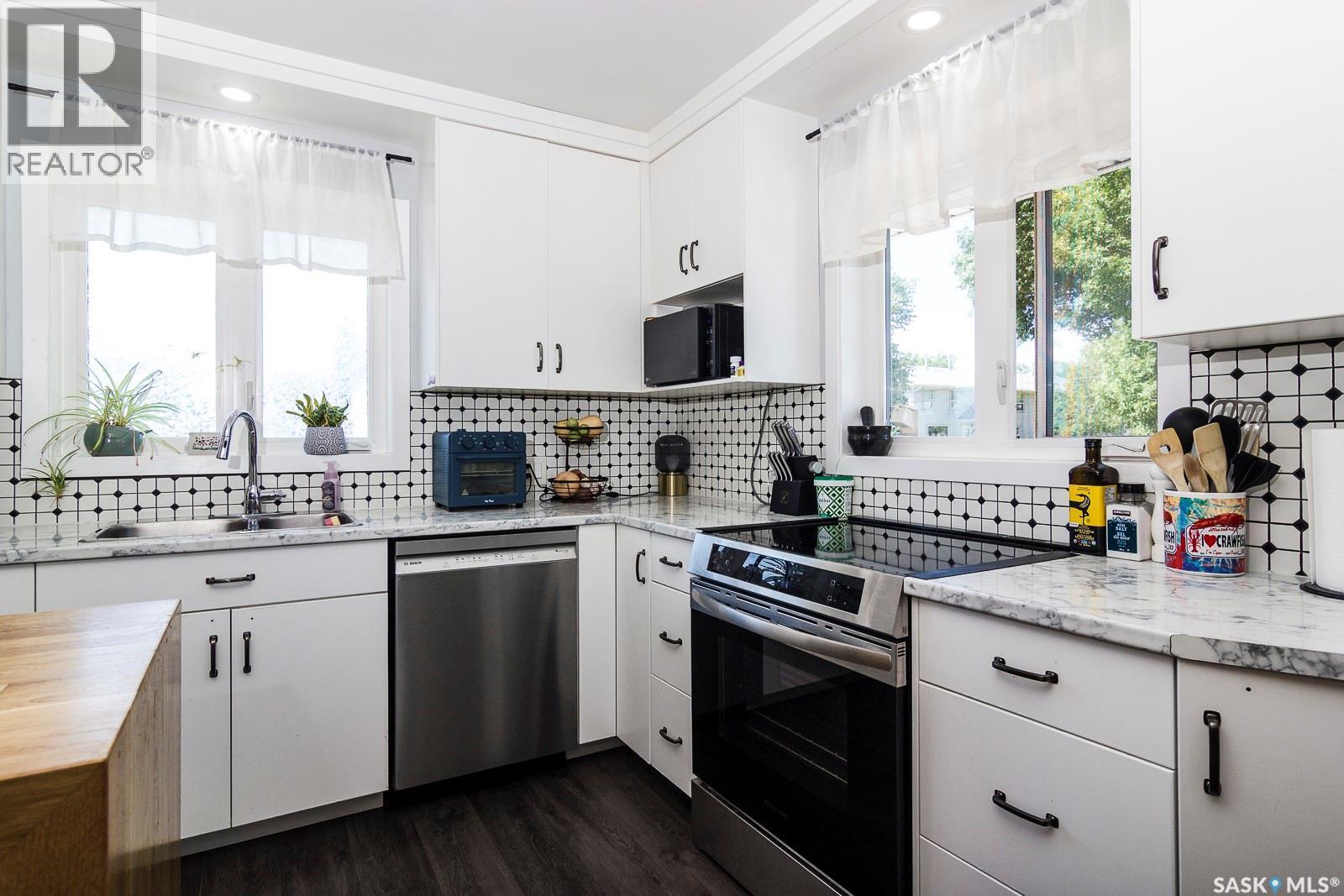 401 R Avenue N, Saskatoon, SK - Indoor Photo Showing Kitchen With Upgraded Kitchen