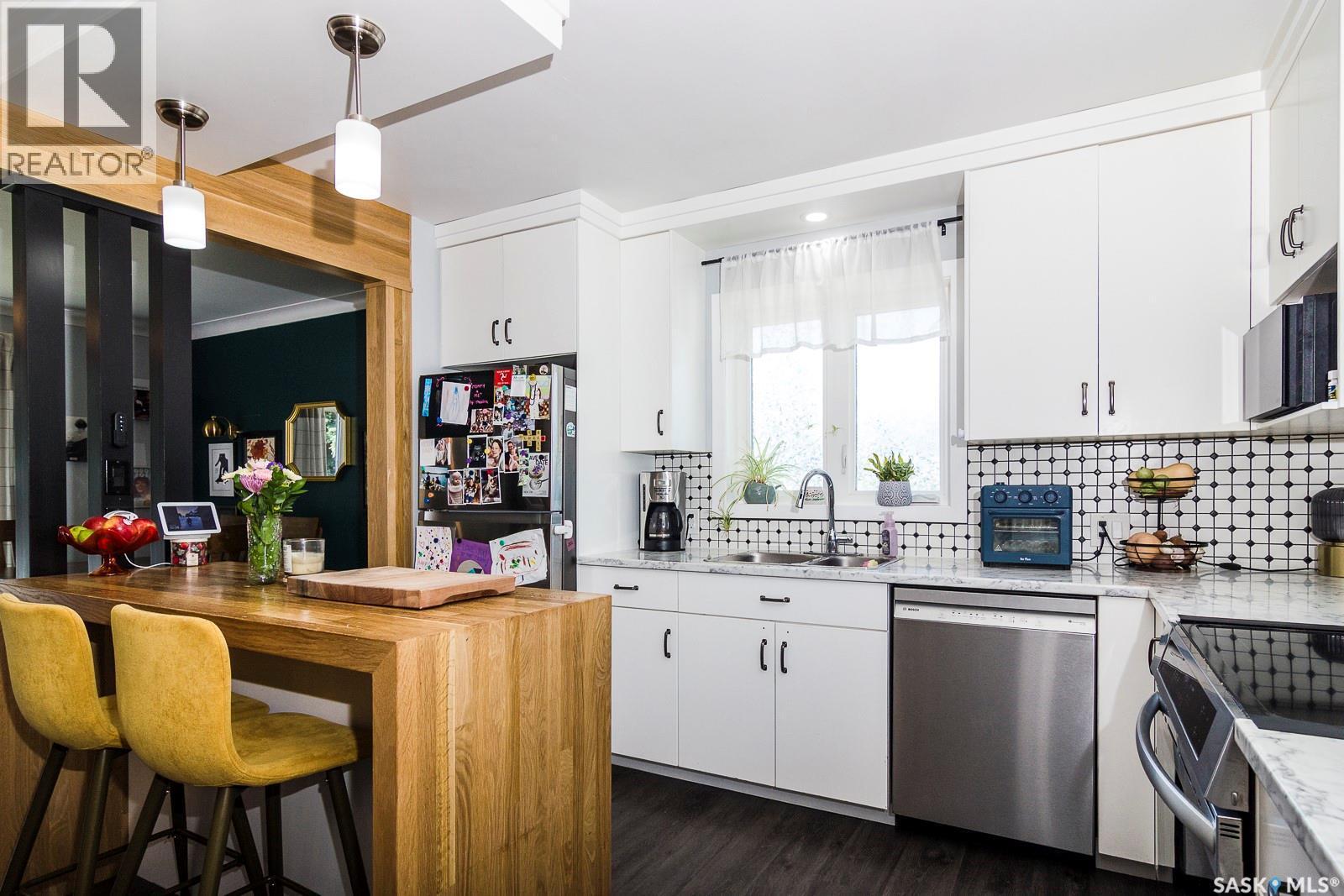 401 R Avenue N, Saskatoon, SK - Indoor Photo Showing Kitchen