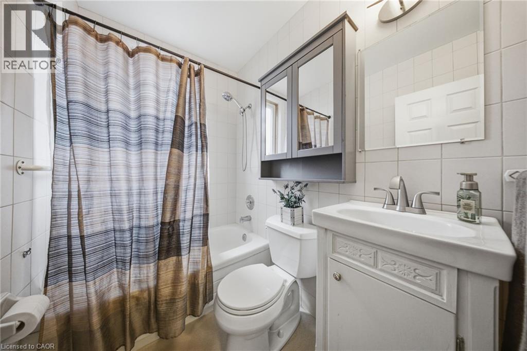 203 West 31St Street, Hamilton, ON - Indoor Photo Showing Bathroom