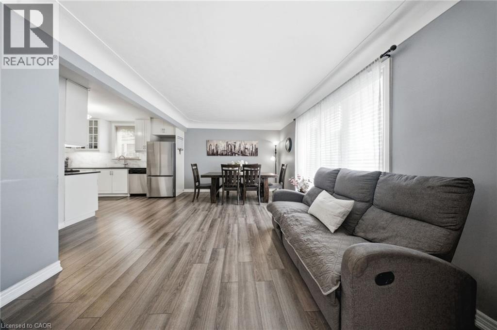 203 West 31St Street, Hamilton, ON - Indoor Photo Showing Living Room
