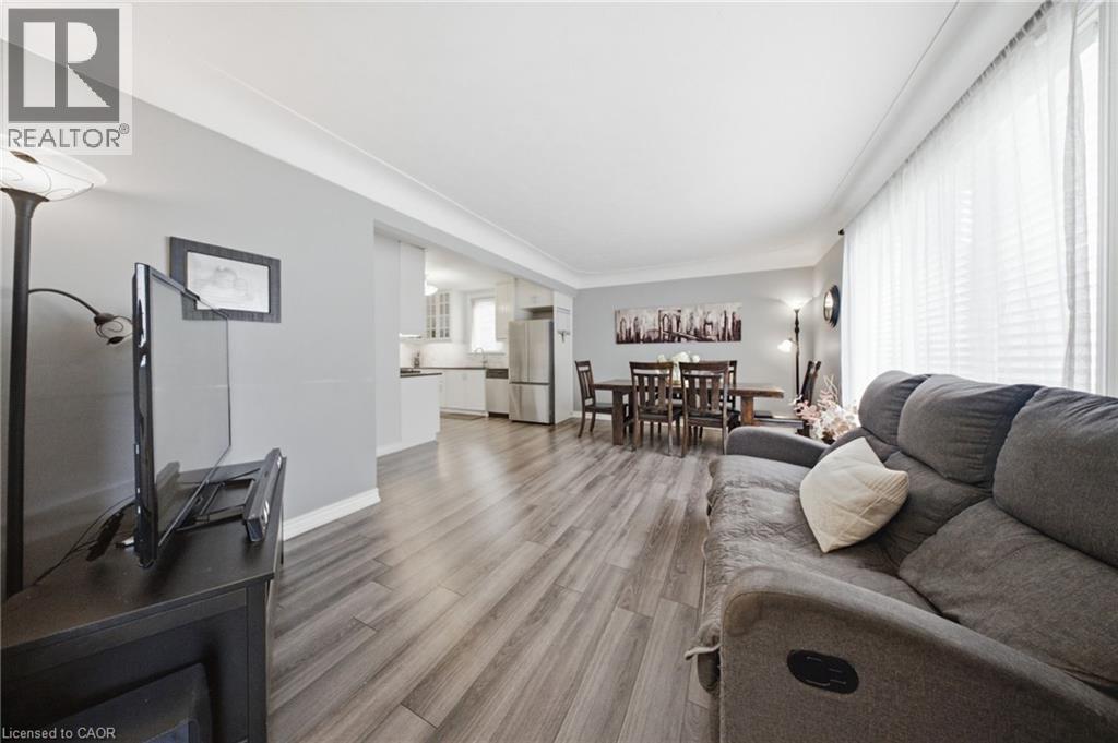 203 West 31St Street, Hamilton, ON - Indoor Photo Showing Living Room