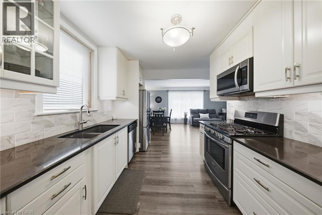 203 West 31St Street, Hamilton, ON - Indoor Photo Showing Kitchen With Double Sink