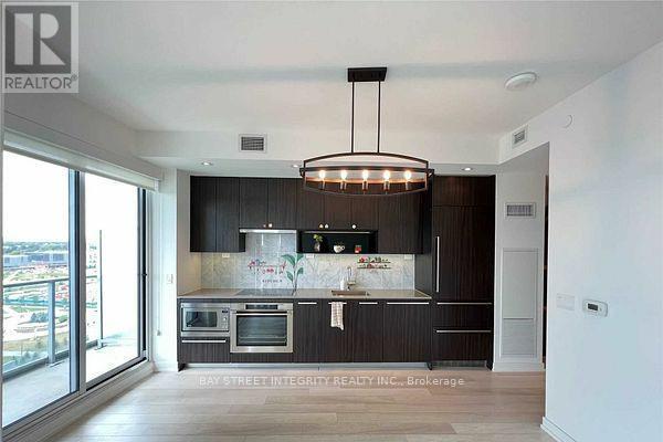 303 - 117 Mcmahon Drive, Toronto, ON - Indoor Photo Showing Kitchen