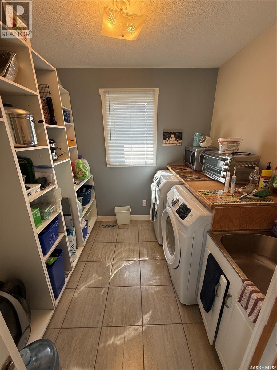 705 Northridge Court, Shellbrook, SK - Indoor Photo Showing Laundry Room