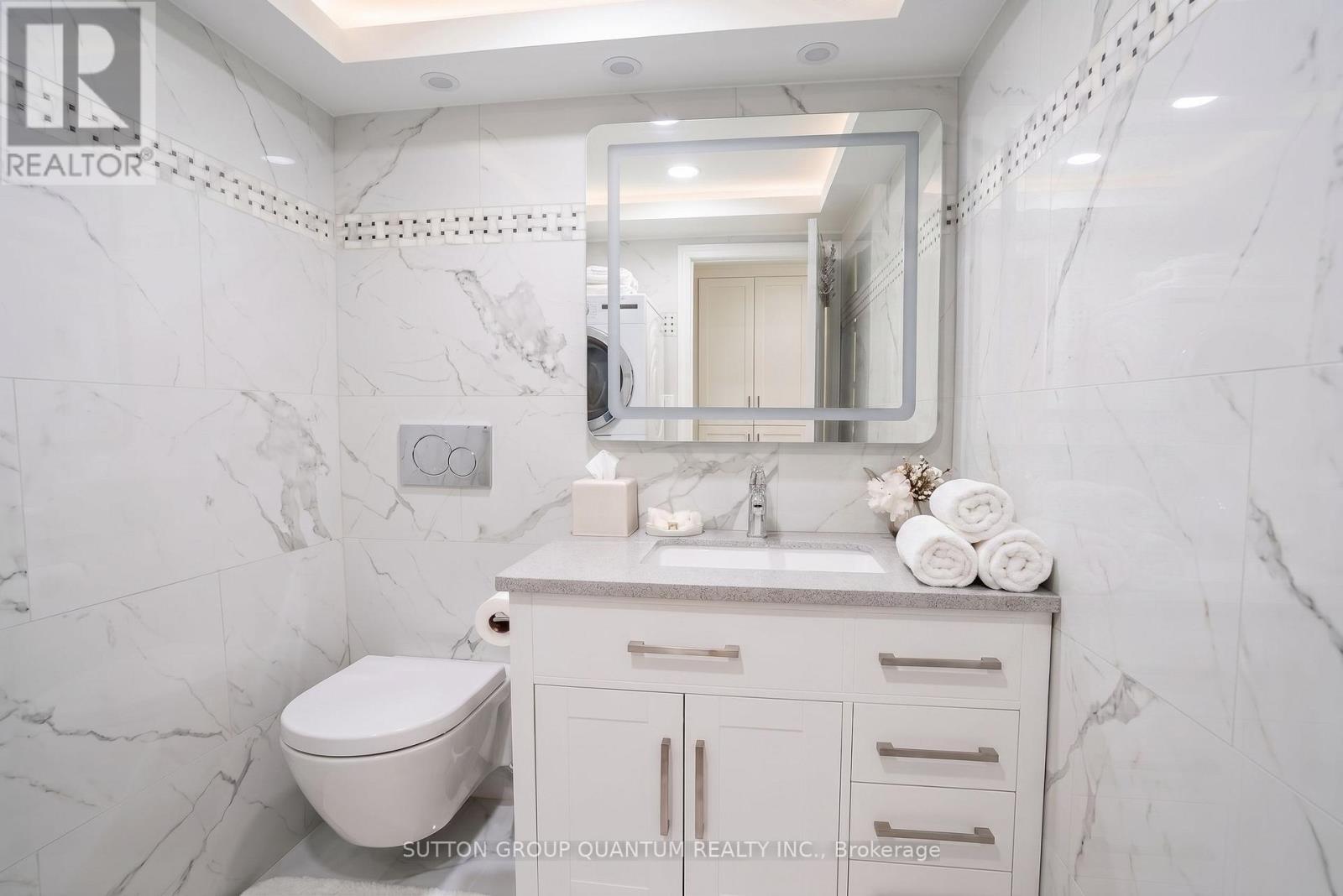 1810 - 11 Wincott Drive, Toronto, ON - Indoor Photo Showing Bathroom