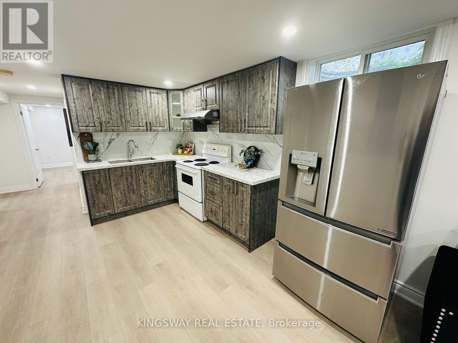 35 Silver Aspen Crescent, Kitchener, ON - Indoor Photo Showing Kitchen