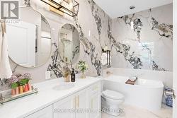 Ensuite, Soaker Tub & Stunning Walls - 
