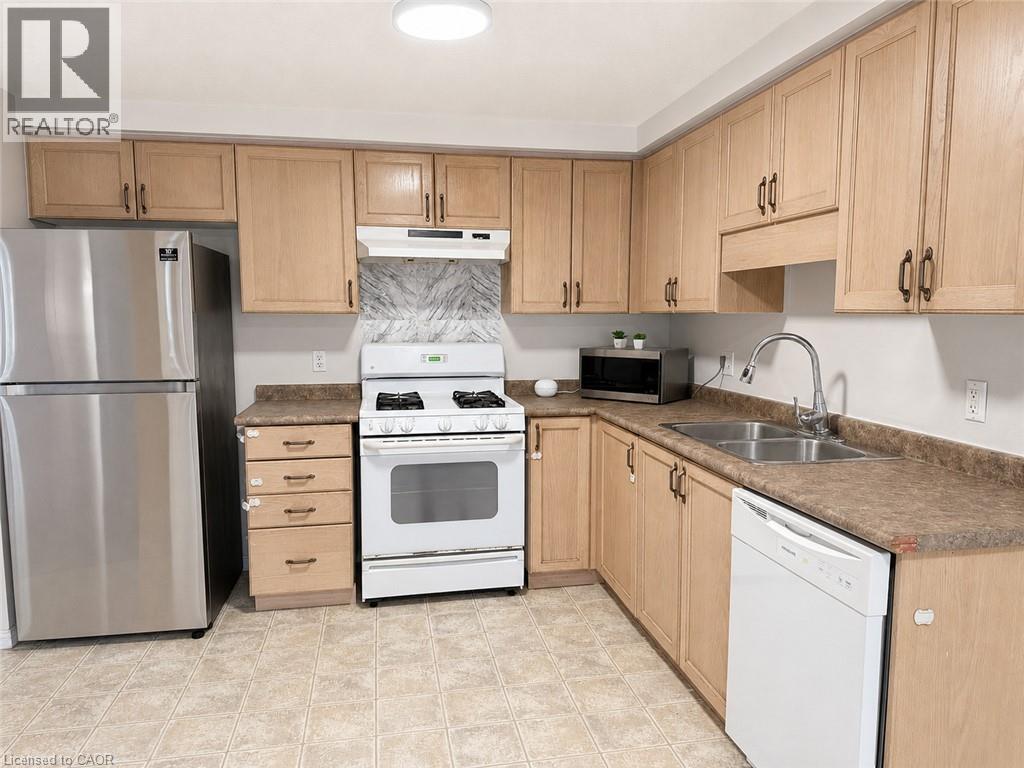 974 Creekside Drive, Waterloo, ON - Indoor Photo Showing Kitchen With Double Sink