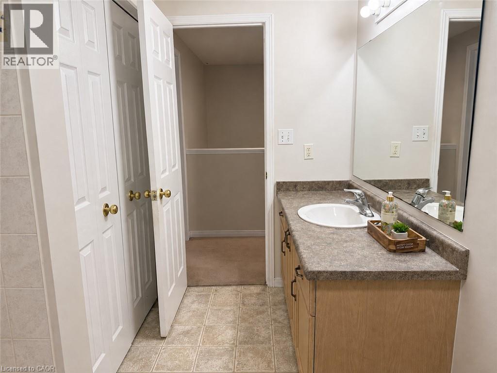 974 Creekside Drive, Waterloo, ON - Indoor Photo Showing Bathroom