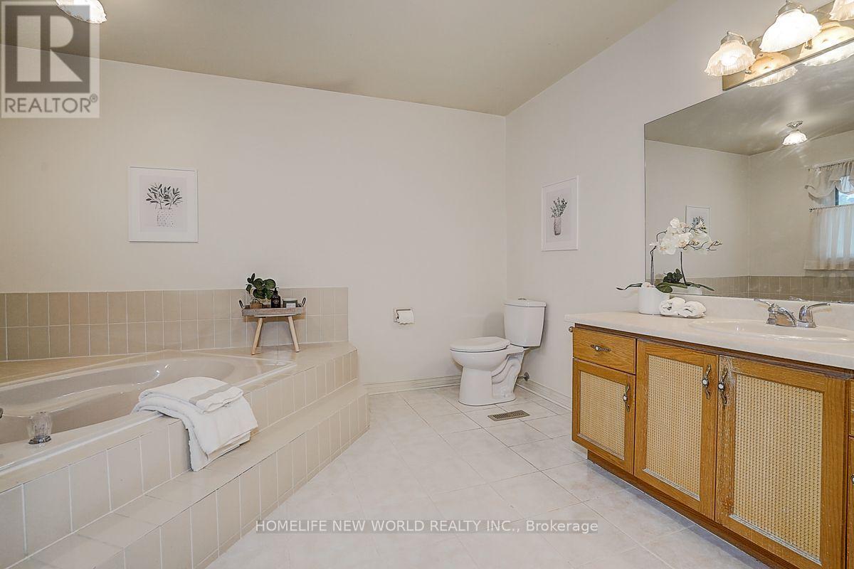 51 Leighland Drive, Markham, ON - Indoor Photo Showing Bathroom
