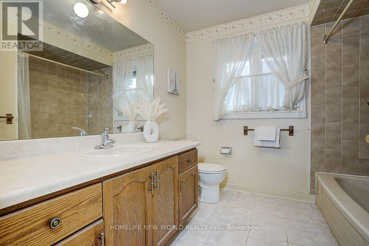 51 Leighland Drive, Markham, ON - Indoor Photo Showing Bathroom