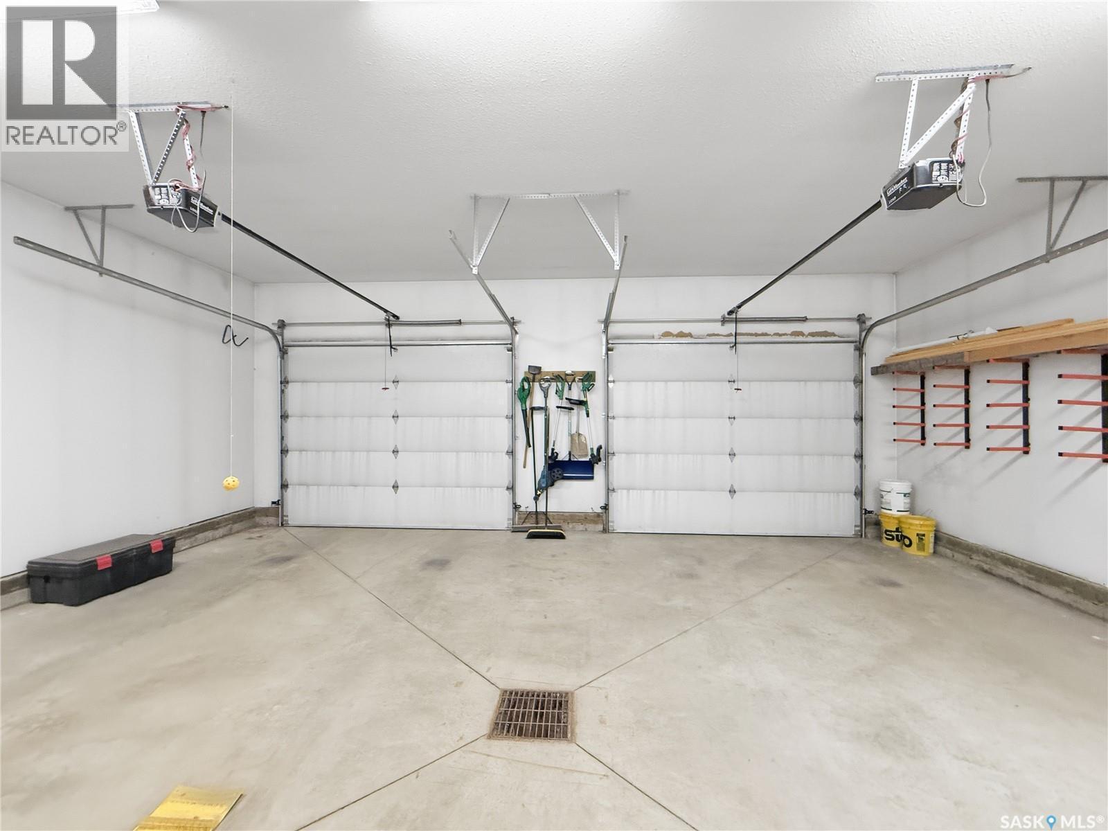 845 Prestwick Drive, Swift Current, SK - Indoor Photo Showing Garage