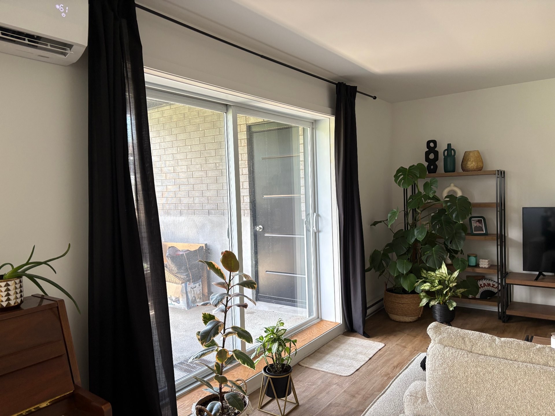 Living Room - 2-146 Boul. Je-Me-Souviens, Laval (Sainte-Rose), QC - Indoor