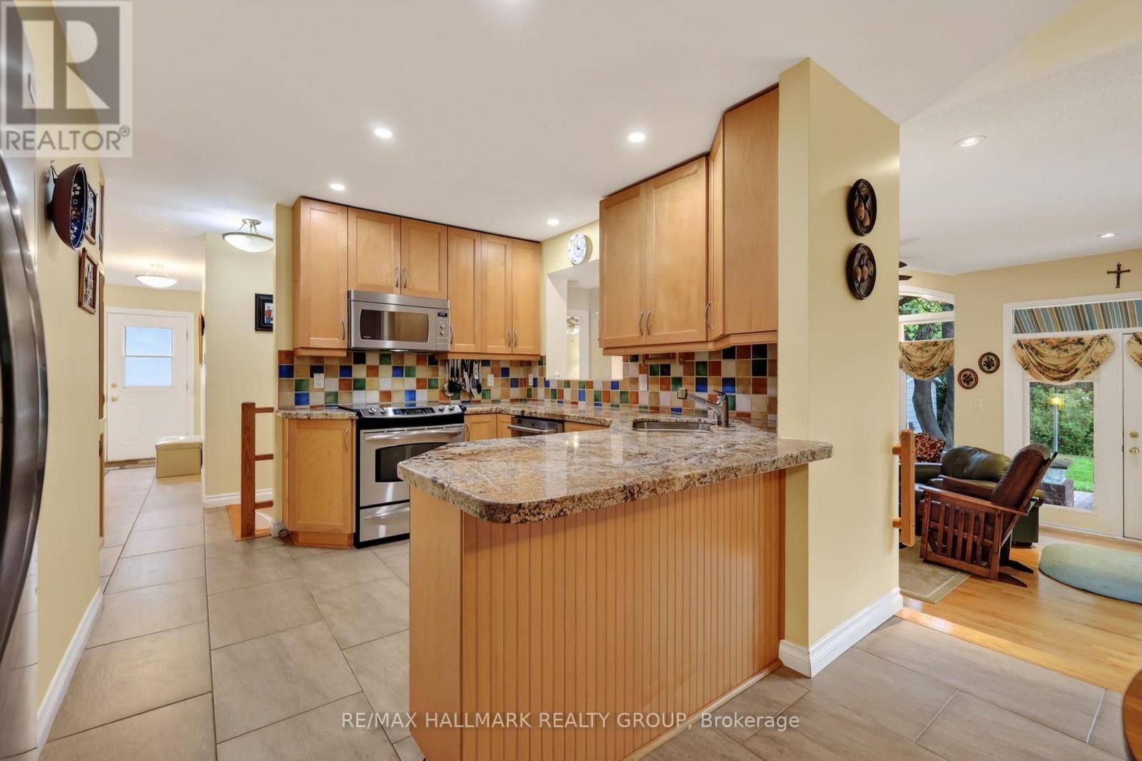 2692 Colman Street, Ottawa, ON - Indoor Photo Showing Kitchen