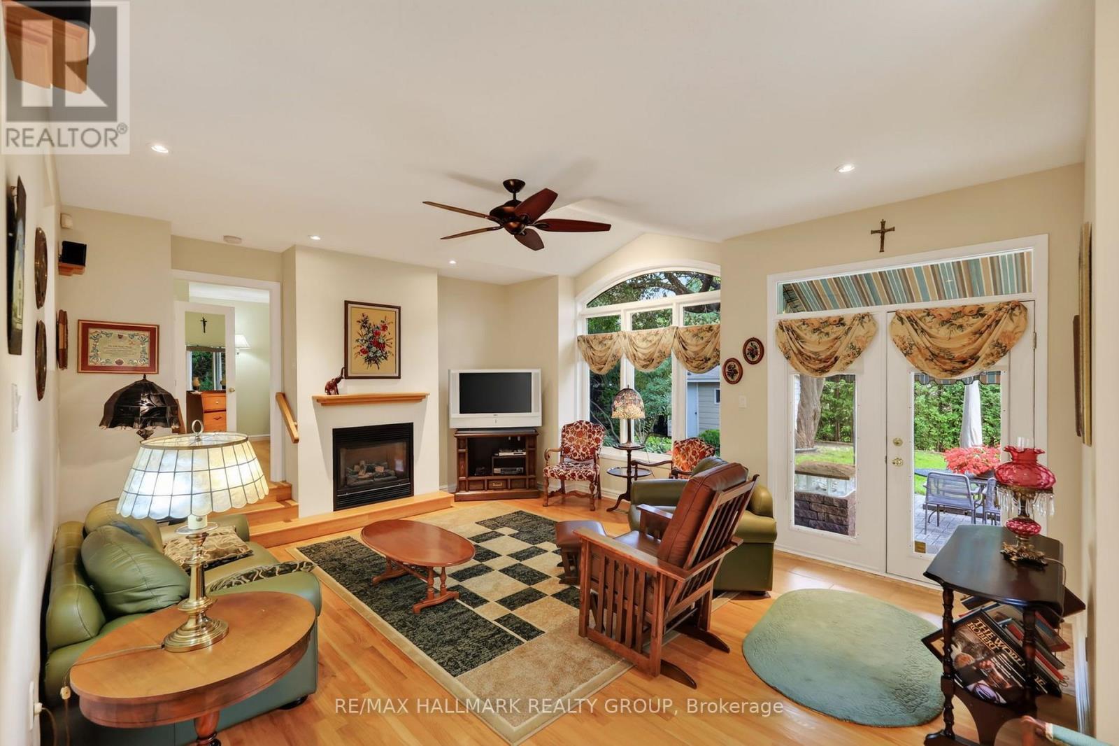 2692 Colman Street, Ottawa, ON - Indoor Photo Showing Living Room With Fireplace