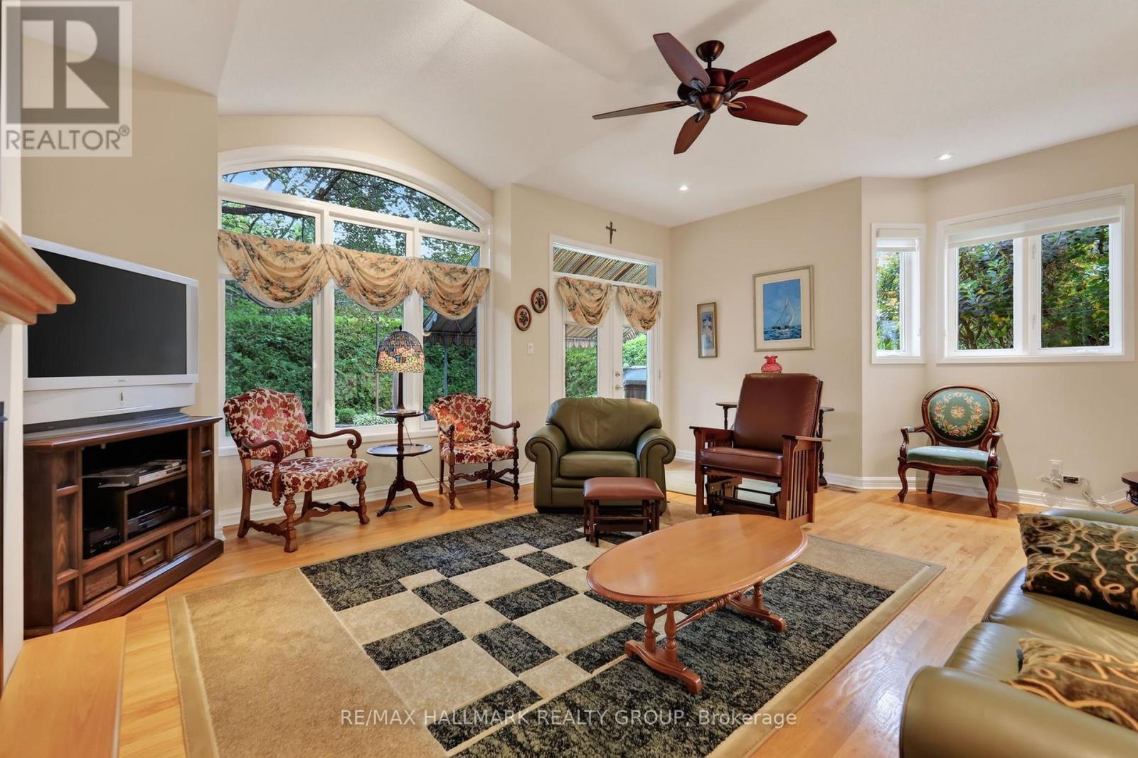 2692 Colman Street, Ottawa, ON - Indoor Photo Showing Living Room