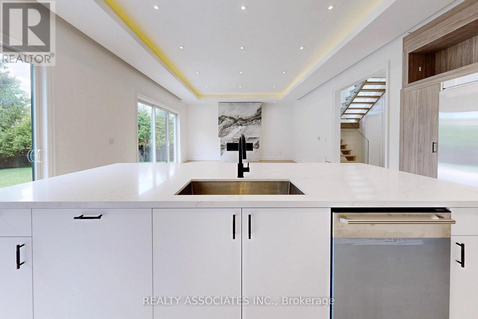 32 Cossar Avenue, Aurora, ON - Indoor Photo Showing Kitchen