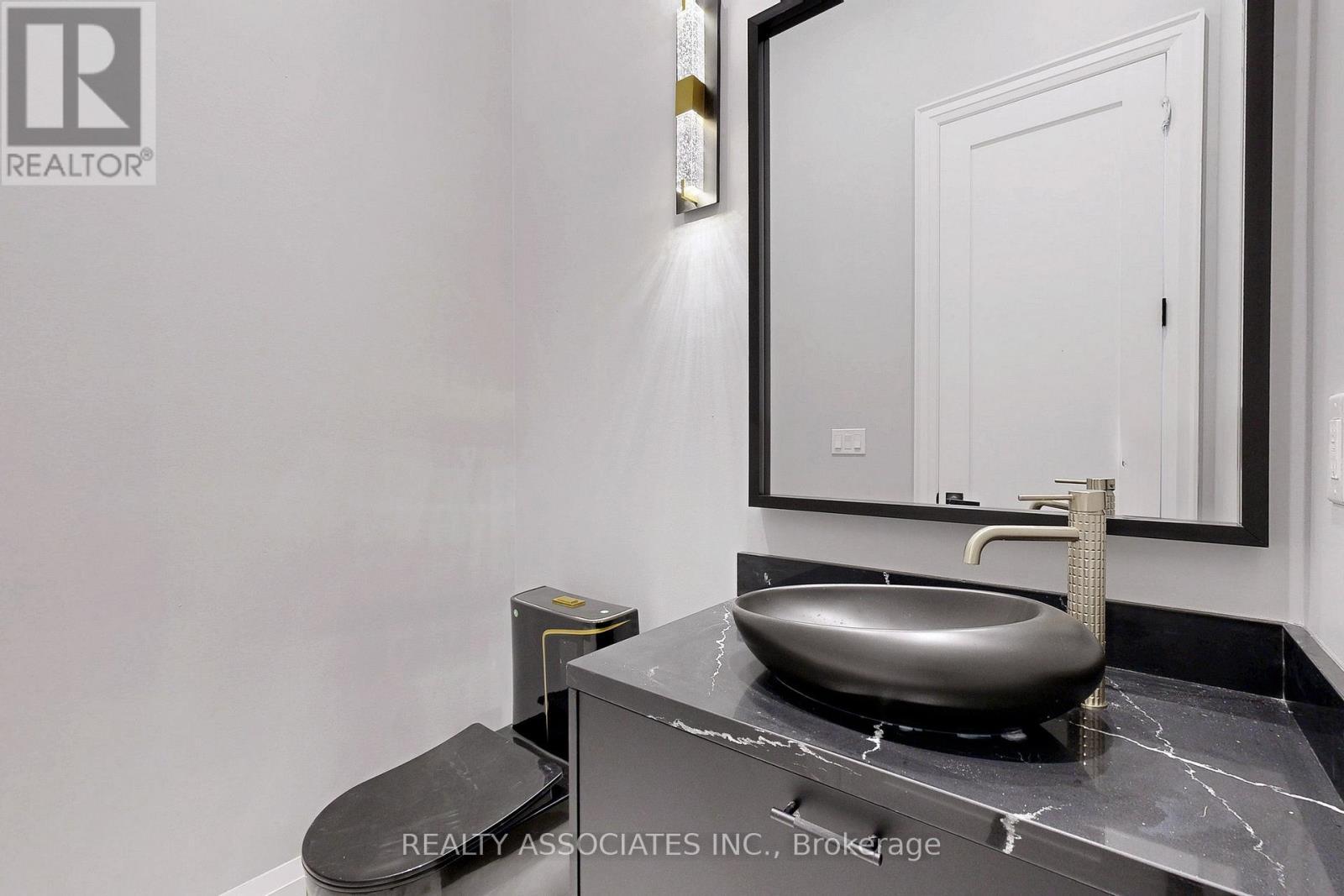 32 Cossar Avenue, Aurora, ON - Photo Showing Bathroom
