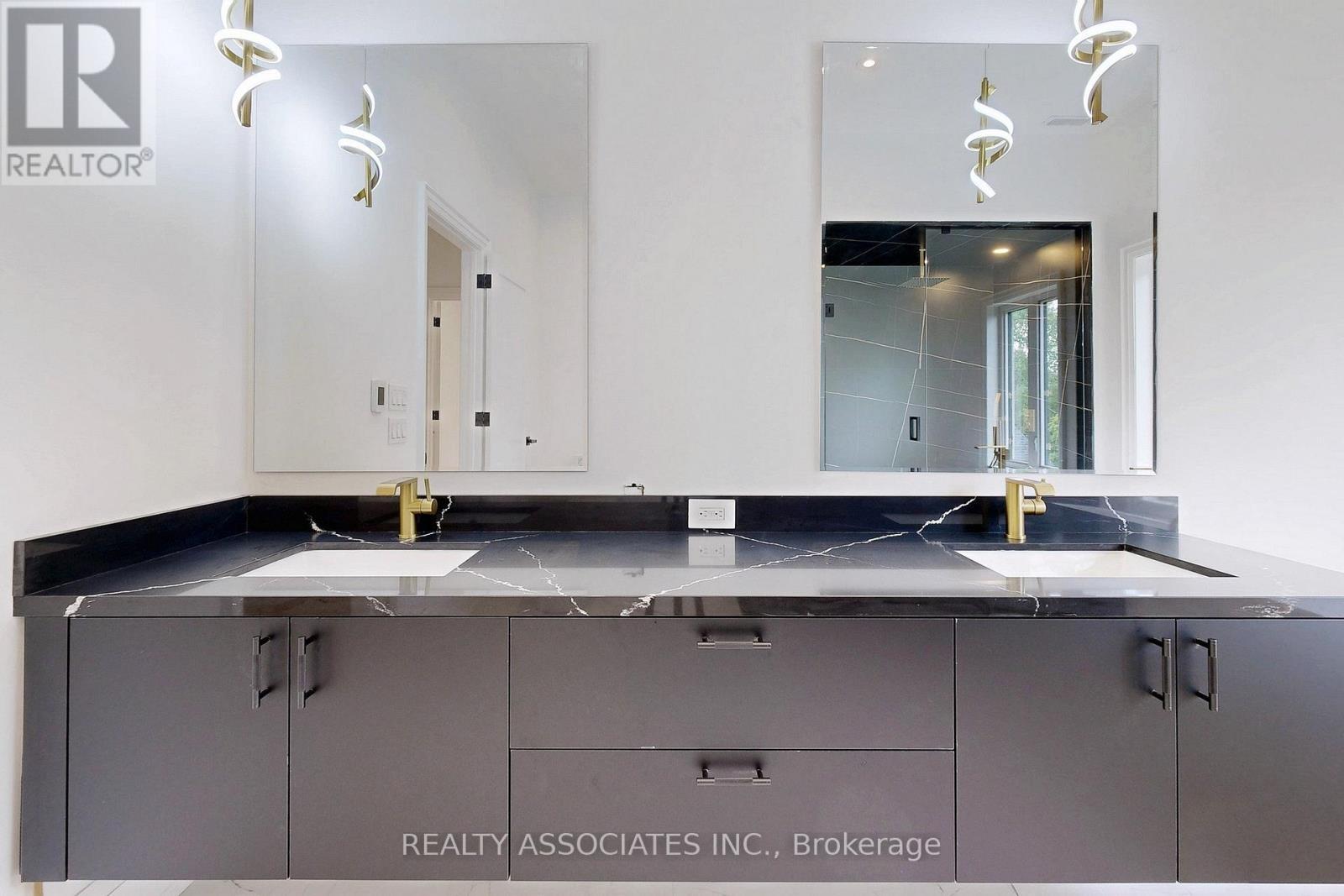 32 Cossar Avenue, Aurora, ON - Indoor Photo Showing Bathroom