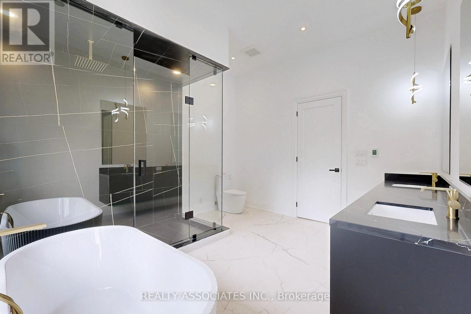 32 Cossar Avenue, Aurora, ON - Indoor Photo Showing Bathroom