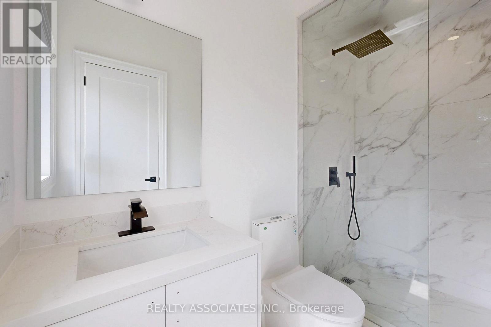 32 Cossar Avenue, Aurora, ON - Indoor Photo Showing Bathroom