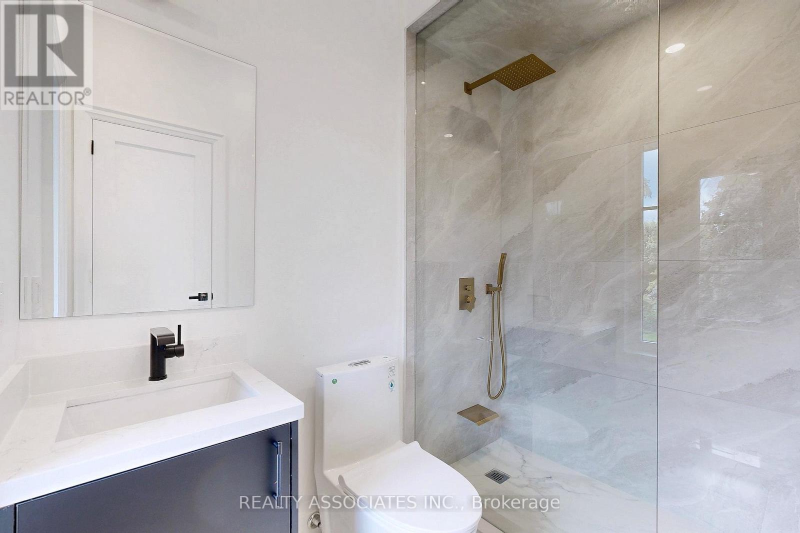 32 Cossar Avenue, Aurora, ON - Indoor Photo Showing Bathroom