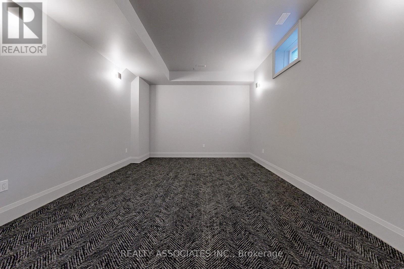 32 Cossar Avenue, Aurora, ON - Indoor Photo Showing Other Room