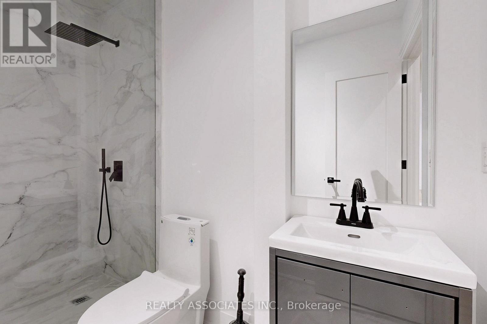 32 Cossar Avenue, Aurora, ON - Indoor Photo Showing Bathroom