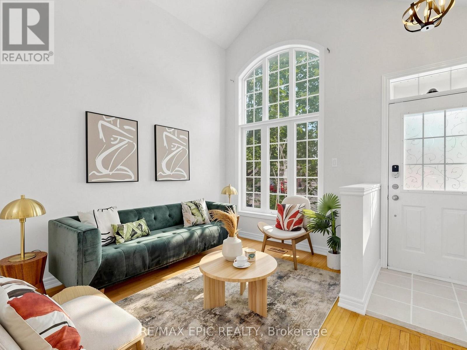 74 Dewpoint Road, Vaughan, ON - Indoor Photo Showing Living Room