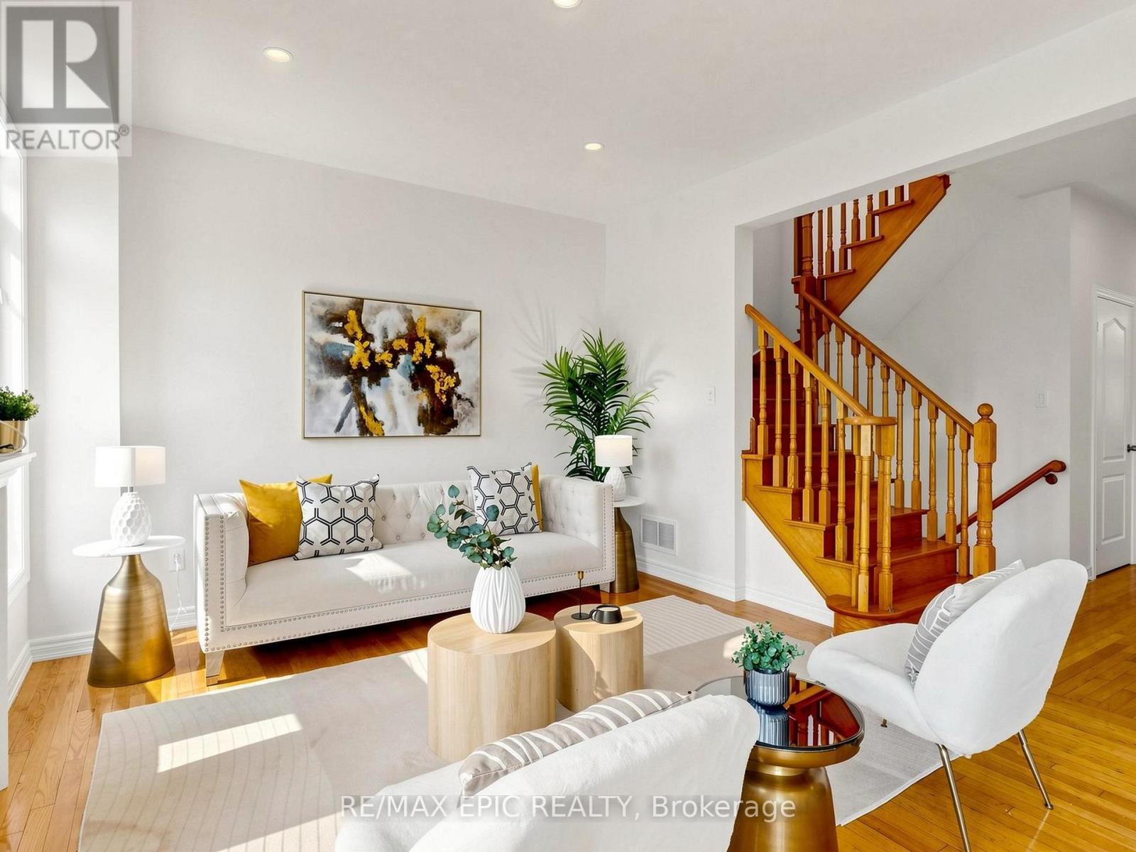 74 Dewpoint Road, Vaughan, ON - Indoor Photo Showing Living Room