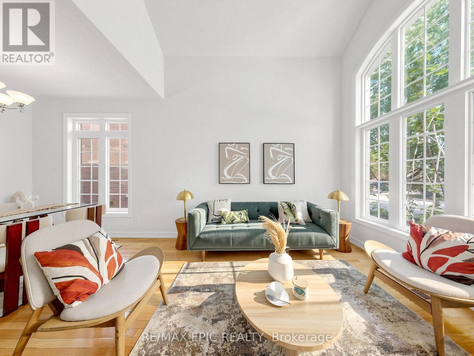 74 Dewpoint Road, Vaughan, ON - Indoor Photo Showing Living Room