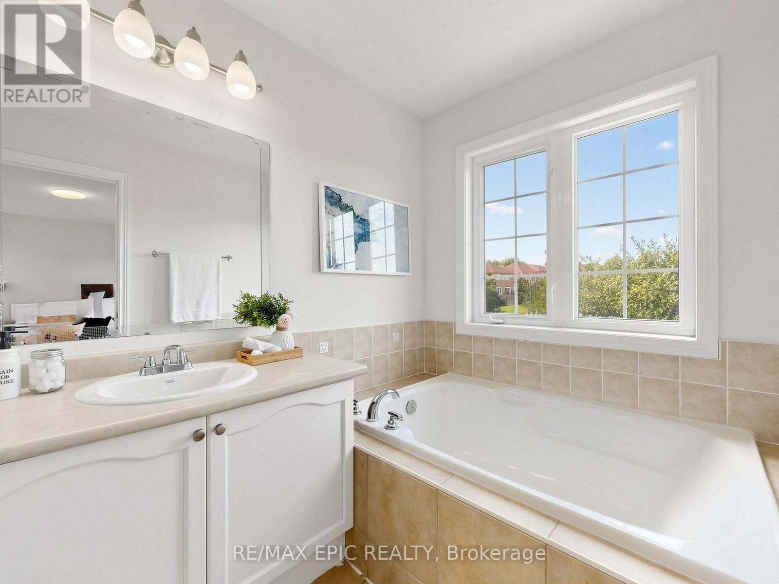 74 Dewpoint Road, Vaughan, ON - Indoor Photo Showing Bathroom