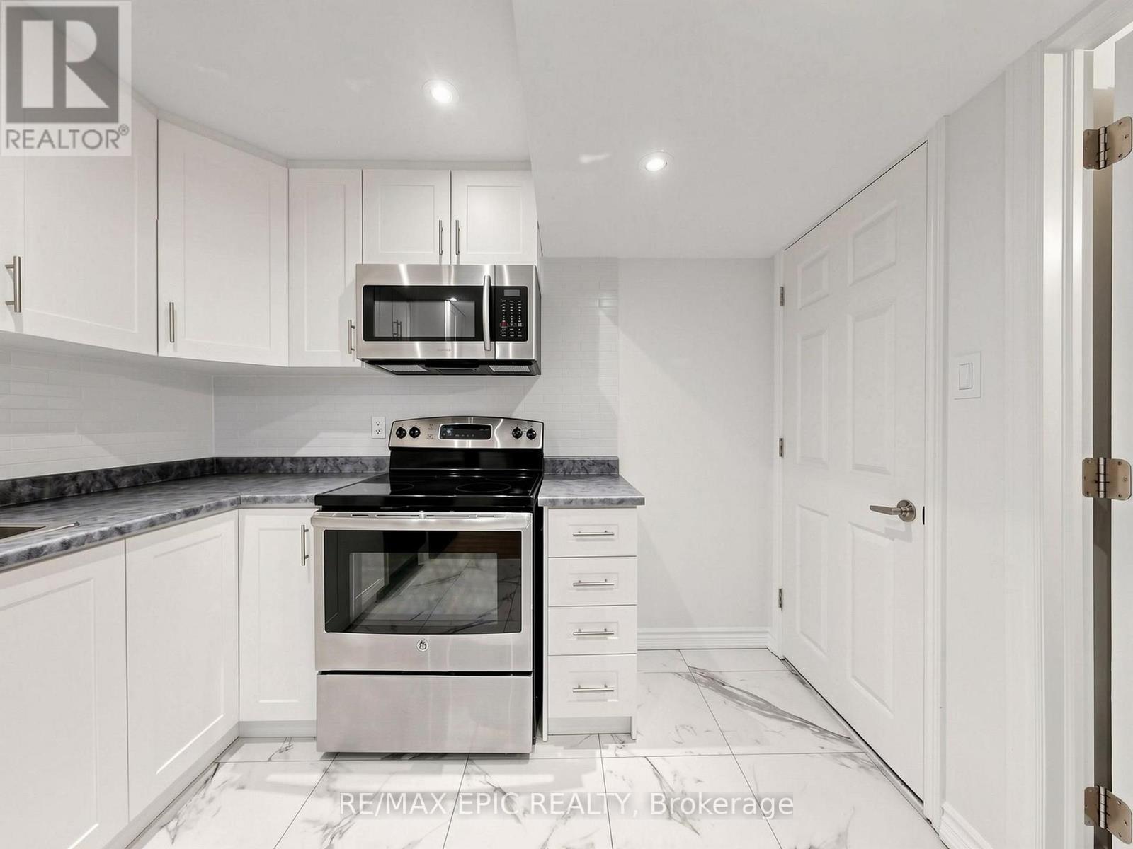 74 Dewpoint Road, Vaughan, ON - Indoor Photo Showing Kitchen