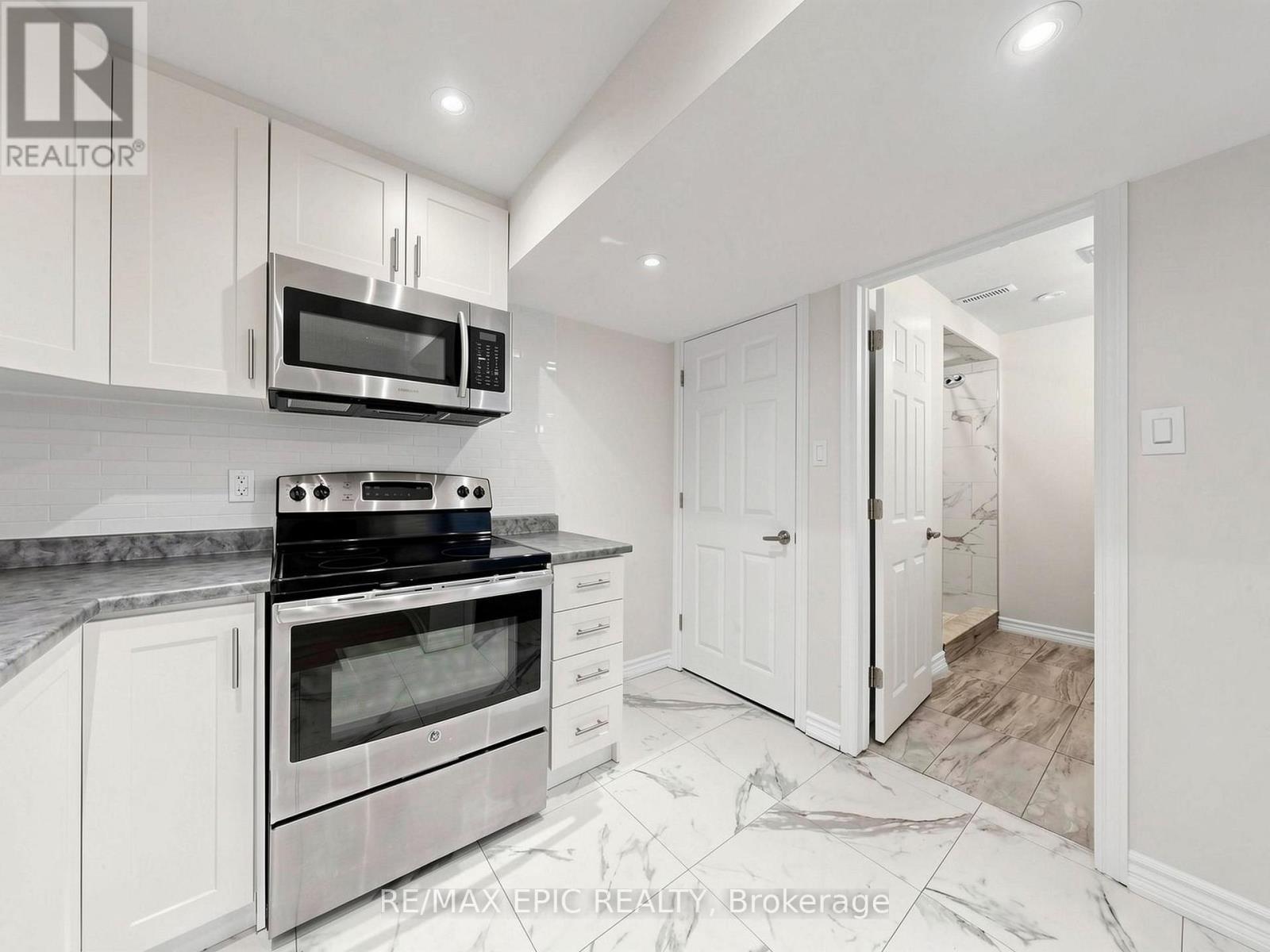74 Dewpoint Road, Vaughan, ON - Indoor Photo Showing Kitchen