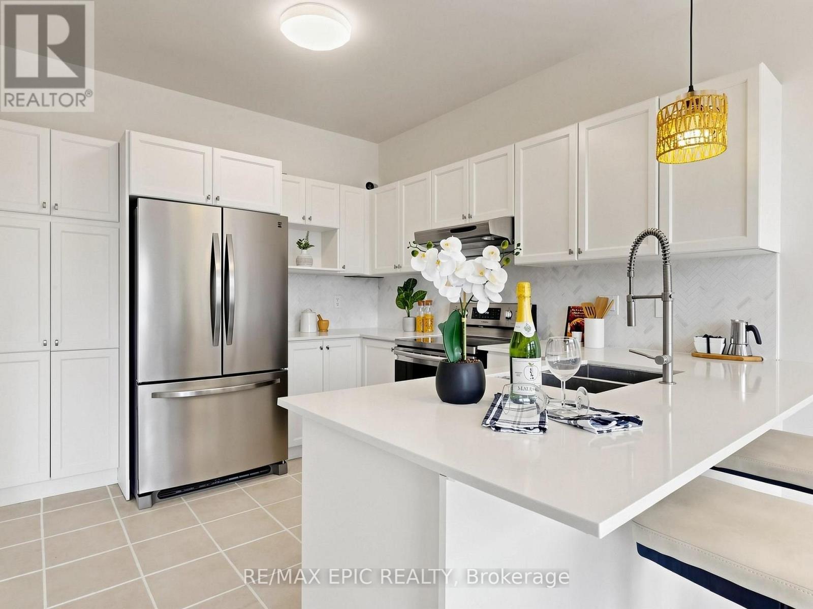 74 Dewpoint Road, Vaughan, ON - Indoor Photo Showing Kitchen With Stainless Steel Kitchen With Double Sink With Upgraded Kitchen