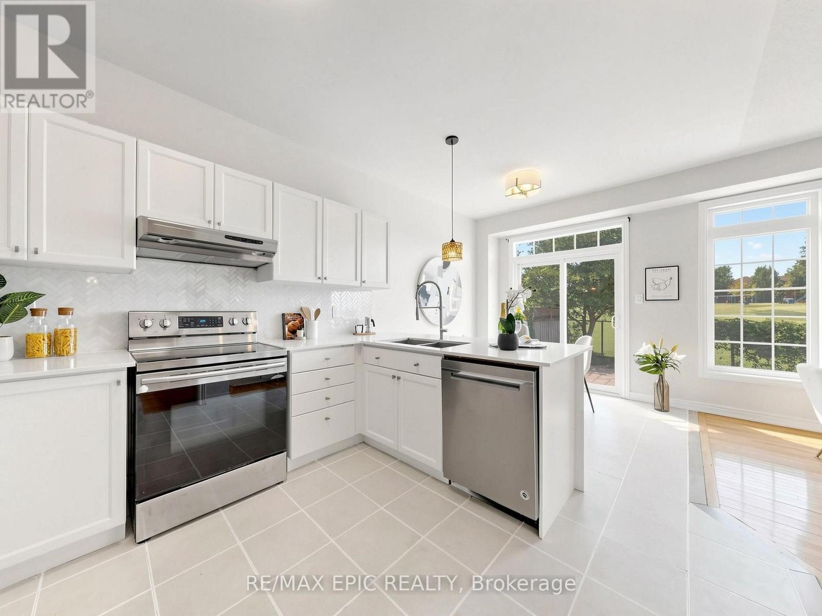 74 Dewpoint Road, Vaughan, ON - Indoor Photo Showing Kitchen With Double Sink