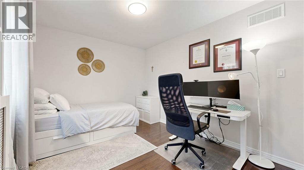 Hardwood flooring, white walls, and a ceiling-mounted light fixture - 173 Raymond Road, Ancaster, ON - Indoor Photo Showing Office