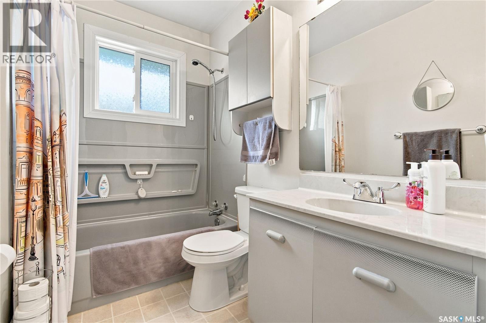 448 Robinson Street, Regina, SK - Indoor Photo Showing Bathroom
