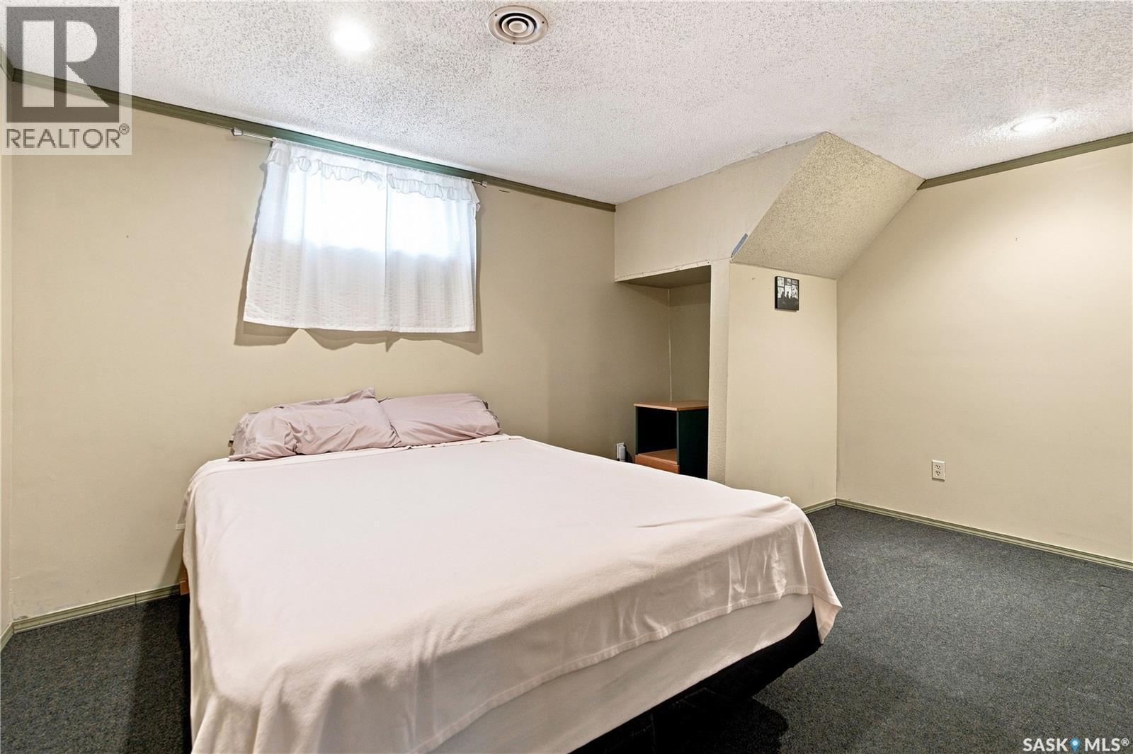 448 Robinson Street, Regina, SK - Indoor Photo Showing Bedroom